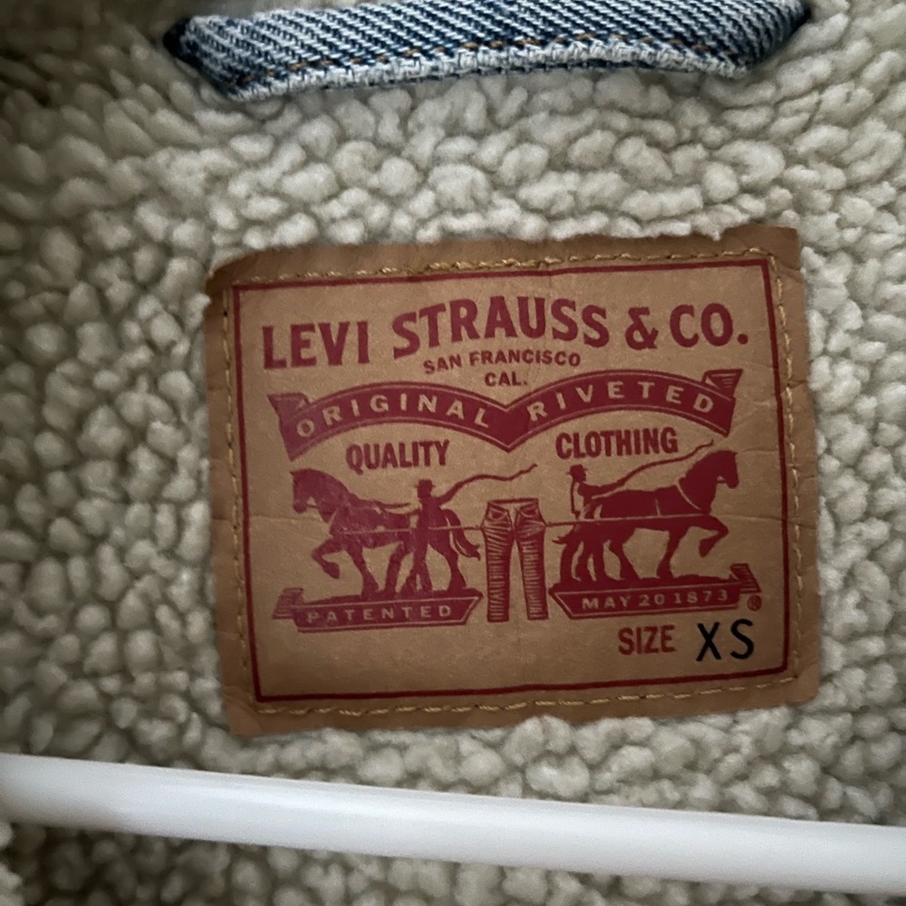 Levi’s Jean Jacket - Picture 4 of 6